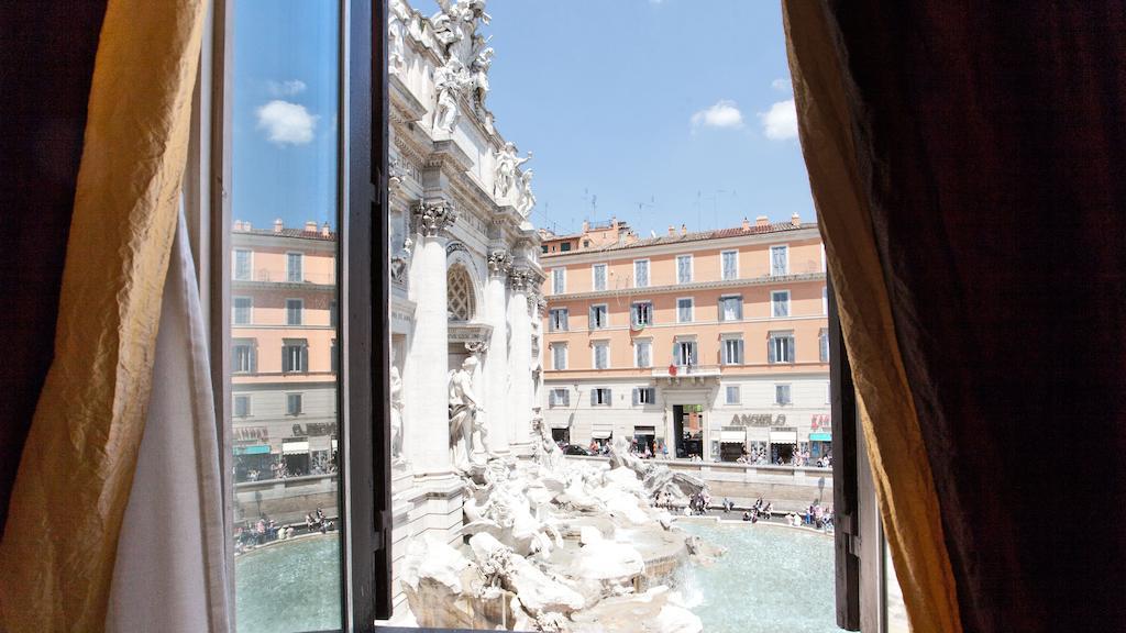 In Trevi Fouintain View Rom