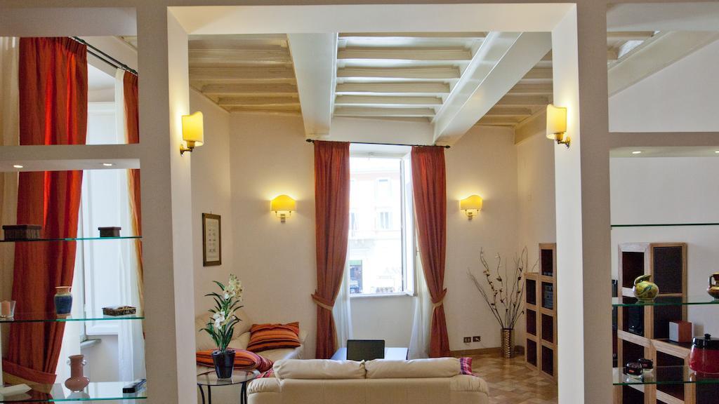 In Trevi Fouintain View Apartment *