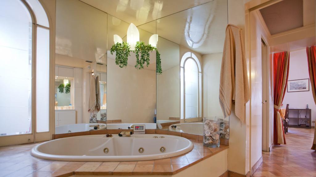 In Trevi Fouintain View Apartment *